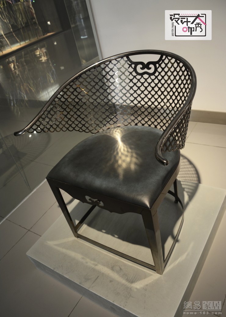 这把椅子是温浩创建“高尚工造”品牌时期的代表作品，以黄铜加牛皮，结合中式元素诠释了一种高尚的东方生活文化。云龙椅一推出来就在上海展览会获得金奖，也奠定了温浩在转型里面的一个里程碑。（来源：网易家居）