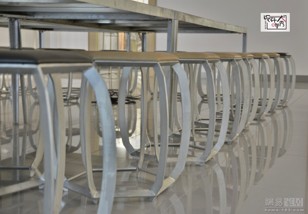 在研究院的中心大堂里，摆放了非常宽大的一个桌子以及许多椅子。温浩告诉我们，这些也都是他们自己设计的，采用了原始的钢铁材质，并没有多加任何装饰，包括上面的锈迹都保留着，会有一种原生态的美感。他们经常在这里上课、开会、接待。（来源：网易家居）