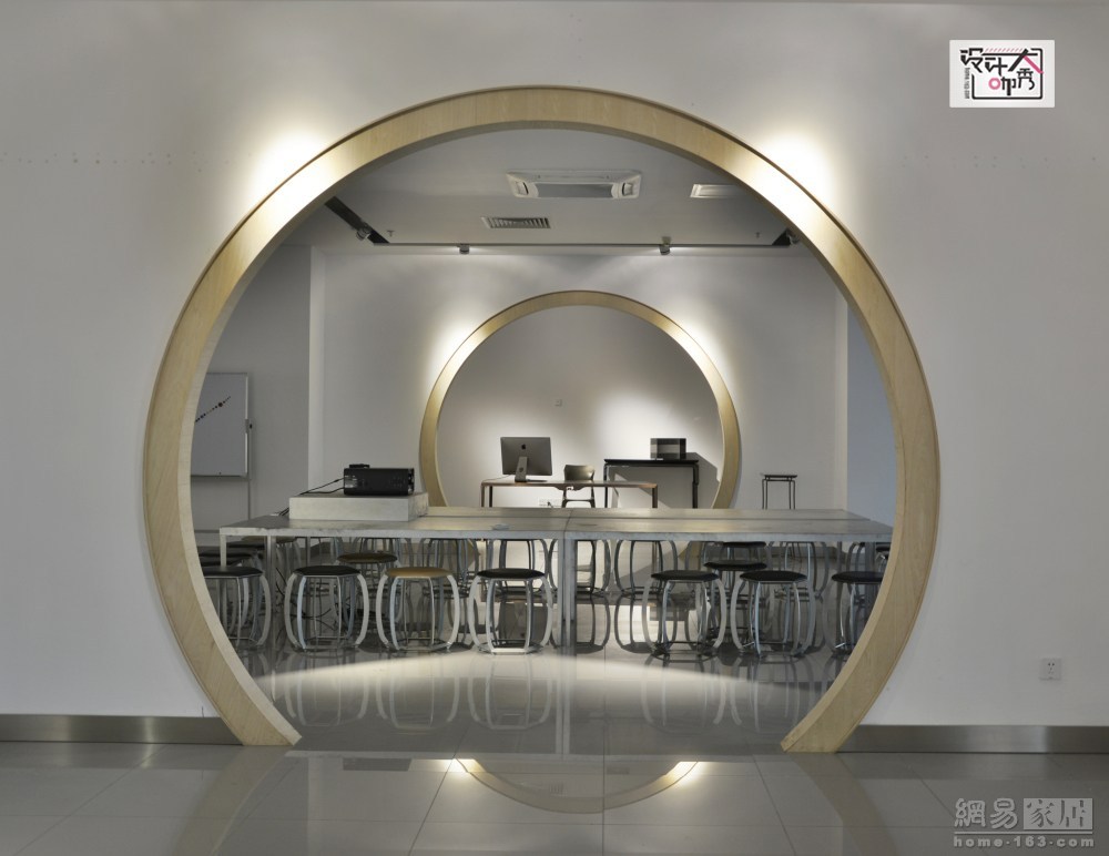 温浩告诉我们，这个研究院的空间都是他亲手设计的。他个人也很喜欢这个圆拱形的门，有中国天圆地方的东方韵味和意境。（来源：网易家居）