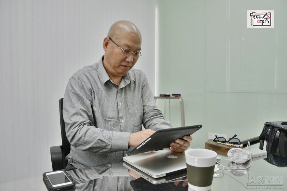 走进研究院里的会议室，温浩正在用IPAD办公。他告诉我们，自己大部分的时间都在电脑前，收发邮件，了解资讯，做设计等等。这是一个资讯非常发达的年代，如果老师知道的还没有学生多，那将是一件非常可怕的事情。（来源：网易家居）