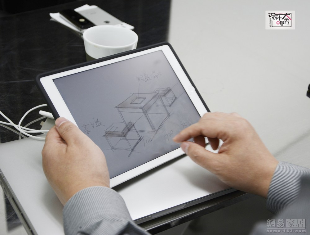 温浩在采访中向我们展示了自己存放于电脑里的设计草图，他告诉我们，自己会随身带着平板电脑，不论什么时候，脑袋里有了想法，便立刻用软件把它们画下来。另外自己早在几年前就习惯了用电脑上的绘图软件创作。可以很方便的画图，上色以及分类保存。（来源：网易家居）