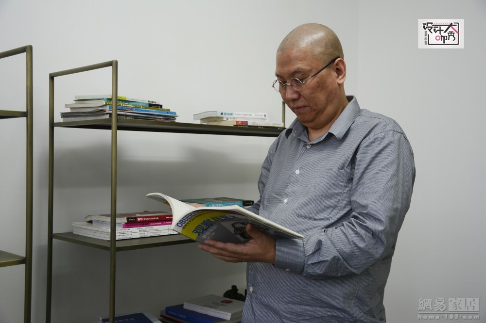 书架上摆放了许多设计相关的书籍。（来源：网易家居）