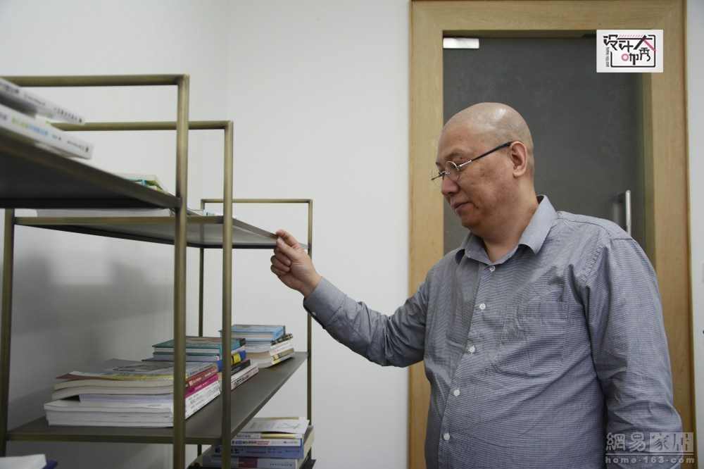 温浩说，他对这个书架设计非常满意，书架的搁板薄厚适中，既有轻薄的轻盈之感，又可以保证书架不会变形。（来源：网易家居）