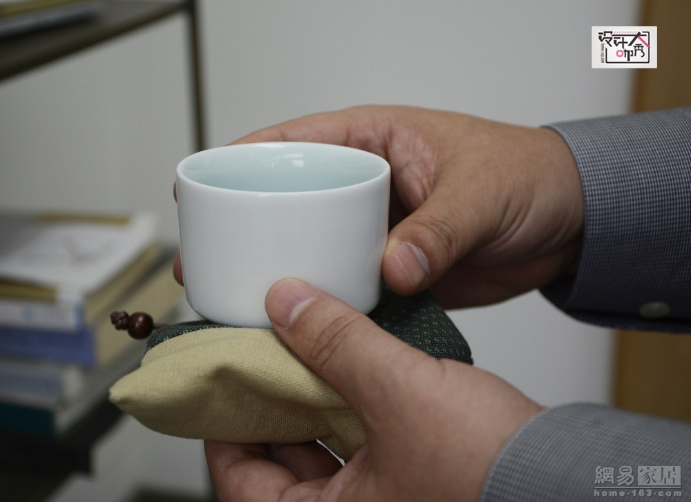 这是朋友送的杯子，瓷质细腻通透，器型美观典雅，彩面润泽如玉，配上蜻蜓的外观，显得清丽脱俗。（来源：网易家居）