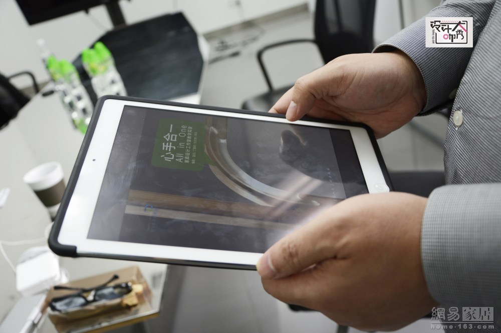 最后，温浩还给我们展示了广美家具设计教学实录《心手合一》。这里边记录了广美家具设计师生的两年奋斗成果。（来源：网易家居）