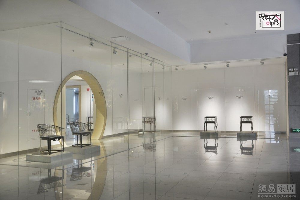 广美家具研究院位于老广美的设计大楼里。没来之前，我们一直以为会是一个普通的教学工作室，实际上却出人意料的是一个空灵大气的家具展厅。（来源：网易家居）