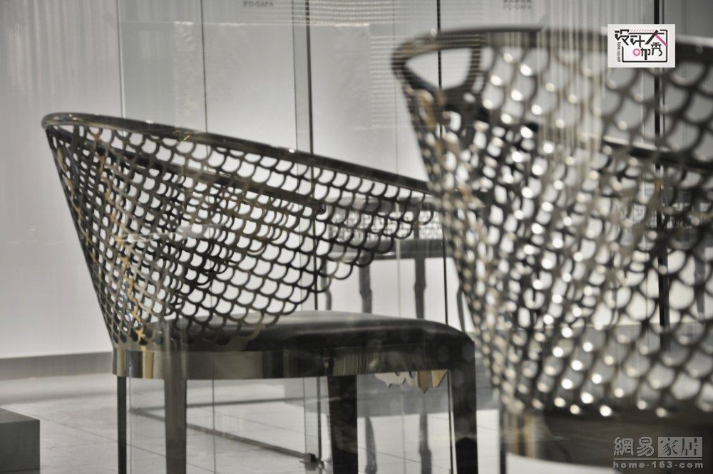 这把椅子是温浩创建“高尚工造”品牌时期的代表作品，以黄铜加牛皮，结合中式元素诠释了一种高尚的东方生活文化。云龙椅一推出来就在上海展览会获得金奖，也奠定了温浩在转型里面的一个里程碑。（来源：网易家居）