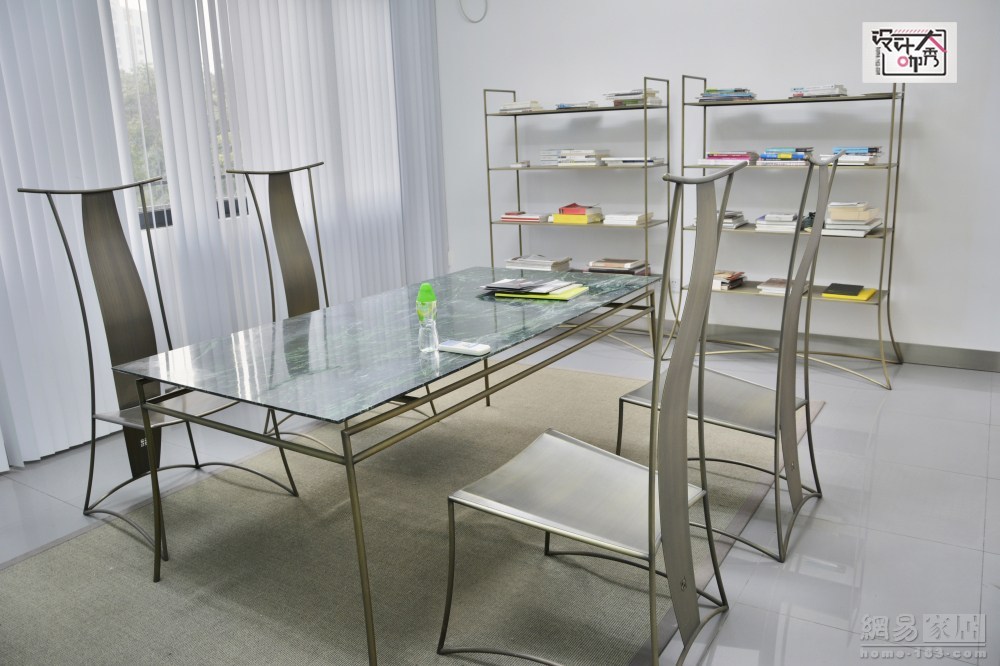 温浩还带我们走进了他自己的一间中式办公室。办公室的家具整套全部出自温浩之手，是温浩的“夫子”系列家具。（来源：网易家居）