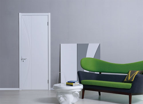 2007年上市，我们专为这款门引进了数控技术，无论门的尺寸怎样改变都能保证其完美的对角弧度。这款门市场模仿率最高，几乎成为简约木门的代名词，荣获第三届我最喜爱的中国居室门设计大奖赛时尚外观设计金奖。（来源：网易家居）