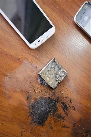 手机闹钟响起后被按掉，不久就“砰”的一声炸了，让机主睡意全无。前天早上8点，卧龙晓城的余小姐正在睡觉，手机闹钟响起，她伸手按掉，放回床头柜。没想到，不久，忽然“砰”的一声，手机蹦了起来，机身炸开，电池掉在木地板上烧了起来，冒出浓烟，吓得余小姐赶紧拿起拖鞋使劲拍打，并大声喊家人帮忙。