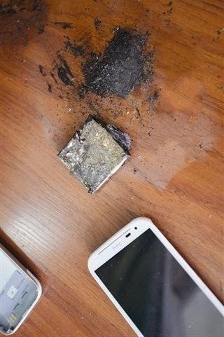 手机闹钟响起后被按掉，不久就“砰”的一声炸了，让机主睡意全无。前天早上8点，卧龙晓城的余小姐正在睡觉，手机闹钟响起，她伸手按掉，放回床头柜。没想到，不久，忽然“砰”的一声，手机蹦了起来，机身炸开，电池掉在木地板上烧了起来，冒出浓烟，吓得余小姐赶紧拿起拖鞋使劲拍打，并大声喊家人帮忙。