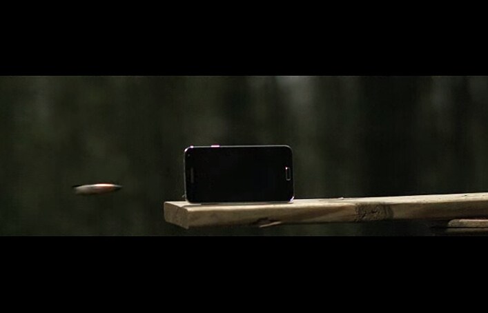 通常情况下，手机测试一般多在厂商的实验室进行，比较常见并且可以随时被模拟的就是跌落测试，然而国外测试团队FullMag，专门利用个大口径枪械枪机各类消费电子产品做测试，有用户认为这种测试是产品成本增加的一部分，也有用户认为这种测试除了噱头，毫无存在的意义。