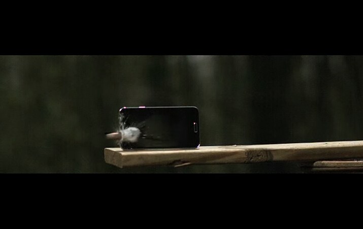 通常情况下，手机测试一般多在厂商的实验室进行，比较常见并且可以随时被模拟的就是跌落测试，然而国外测试团队FullMag，专门利用个大口径枪械枪机各类消费电子产品做测试，有用户认为这种测试是产品成本增加的一部分，也有用户认为这种测试除了噱头，毫无存在的意义。