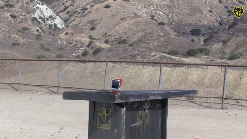 通常情况下，手机测试一般多在厂商的实验室进行，比较常见并且可以随时被模拟的就是跌落测试，然而国外测试团队FullMag，专门利用个大口径枪械枪机各类消费电子产品做测试，有用户认为这种测试是产品成本增加的一部分，也有用户认为这种测试除了噱头，毫无存在的意义。