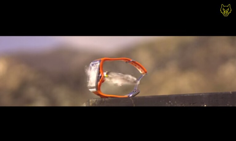 通常情况下，手机测试一般多在厂商的实验室进行，比较常见并且可以随时被模拟的就是跌落测试，然而国外测试团队FullMag，专门利用个大口径枪械枪机各类消费电子产品做测试，有用户认为这种测试是产品成本增加的一部分，也有用户认为这种测试除了噱头，毫无存在的意义。