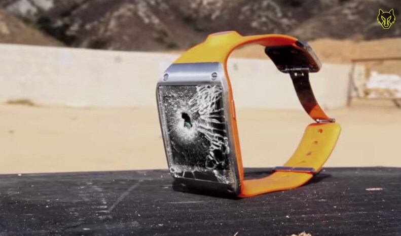 通常情况下，手机测试一般多在厂商的实验室进行，比较常见并且可以随时被模拟的就是跌落测试，然而国外测试团队FullMag，专门利用个大口径枪械枪机各类消费电子产品做测试，有用户认为这种测试是产品成本增加的一部分，也有用户认为这种测试除了噱头，毫无存在的意义。