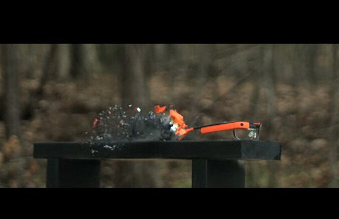 通常情况下，手机测试一般多在厂商的实验室进行，比较常见并且可以随时被模拟的就是跌落测试，然而国外测试团队FullMag，专门利用个大口径枪械枪机各类消费电子产品做测试，有用户认为这种测试是产品成本增加的一部分，也有用户认为这种测试除了噱头，毫无存在的意义。