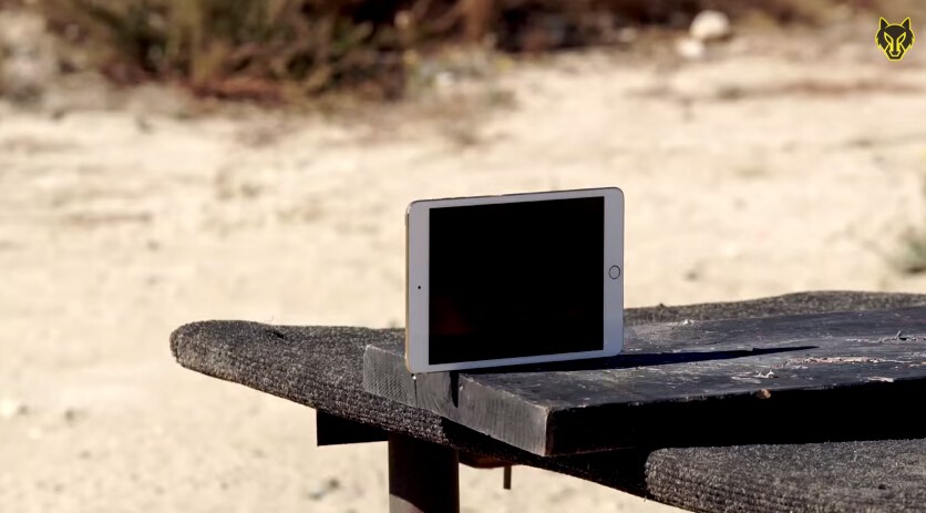 通常情况下，手机测试一般多在厂商的实验室进行，比较常见并且可以随时被模拟的就是跌落测试，然而国外测试团队FullMag，专门利用个大口径枪械枪机各类消费电子产品做测试，有用户认为这种测试是产品成本增加的一部分，也有用户认为这种测试除了噱头，毫无存在的意义。