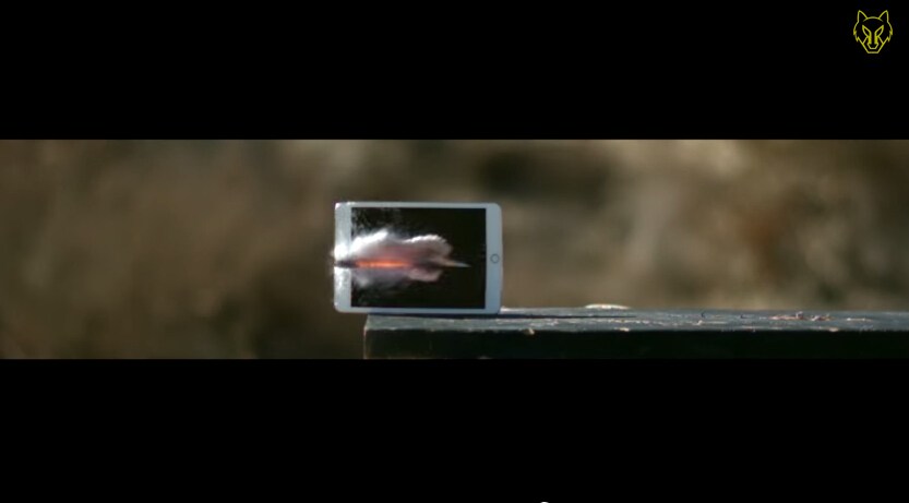 通常情况下，手机测试一般多在厂商的实验室进行，比较常见并且可以随时被模拟的就是跌落测试，然而国外测试团队FullMag，专门利用个大口径枪械枪机各类消费电子产品做测试，有用户认为这种测试是产品成本增加的一部分，也有用户认为这种测试除了噱头，毫无存在的意义。