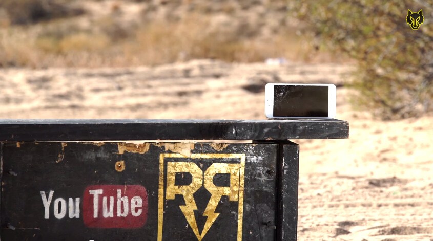 通常情况下，手机测试一般多在厂商的实验室进行，比较常见并且可以随时被模拟的就是跌落测试，然而国外测试团队FullMag，专门利用个大口径枪械枪机各类消费电子产品做测试，有用户认为这种测试是产品成本增加的一部分，也有用户认为这种测试除了噱头，毫无存在的意义。