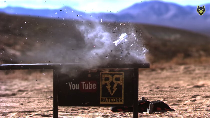 通常情况下，手机测试一般多在厂商的实验室进行，比较常见并且可以随时被模拟的就是跌落测试，然而国外测试团队FullMag，专门利用个大口径枪械枪机各类消费电子产品做测试，有用户认为这种测试是产品成本增加的一部分，也有用户认为这种测试除了噱头，毫无存在的意义。