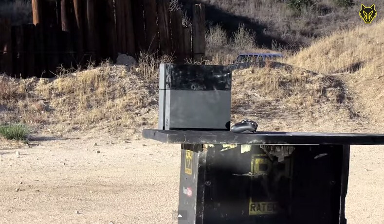 通常情况下，手机测试一般多在厂商的实验室进行，比较常见并且可以随时被模拟的就是跌落测试，然而国外测试团队FullMag，专门利用个大口径枪械枪机各类消费电子产品做测试，有用户认为这种测试是产品成本增加的一部分，也有用户认为这种测试除了噱头，毫无存在的意义。