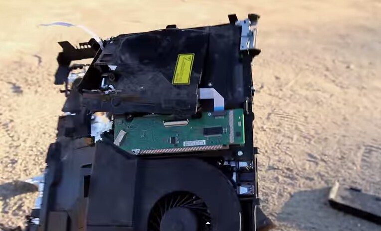 通常情况下，手机测试一般多在厂商的实验室进行，比较常见并且可以随时被模拟的就是跌落测试，然而国外测试团队FullMag，专门利用个大口径枪械枪机各类消费电子产品做测试，有用户认为这种测试是产品成本增加的一部分，也有用户认为这种测试除了噱头，毫无存在的意义。