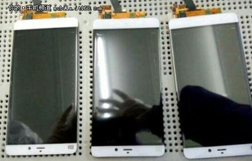 距离小米4发布眼看已经过去了半年，在这个新品频出的年代，产品更迭速度也在不断刷新。就在近期，关于小米5的消息频传，有消息声称，这款性价比新旗舰或将在明年一月份登陆CES。某微博用户称：据台湾媒体报道，小米下一代旗舰小米5将会在2015年1月份发布，不过发布地点选择在CES 2015大会上。根据之前的报道显示，小米5搭载高通810处理器，配备的是5.7英寸2K屏，并且支持指纹解锁功能。