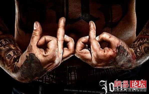 此标语是Blood，血的意思。美国黑人帮Gangster，一个专门做违法事情的集团，例如吸烟、贩毒、打架（群殴）、携枪谋杀、强奸、违法交易等