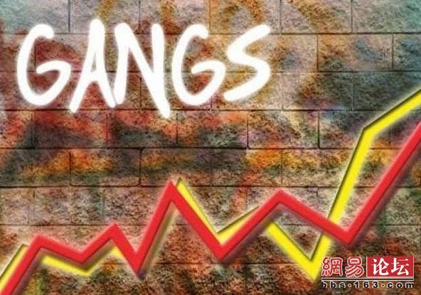 黑帮的街头涂鸦。为什么街头黑帮大多数为黑人和墨西哥人？大概是因为人穷命苦的缘故吧，穷苦的黑人和墨西哥人没有钱上学，没有什么知识，就开始了堕落的犯罪生活，如此恶性循环造成越来越多的人加入“黑社会”，所以现在被街头黑帮谋害也不是一件罕见的事了