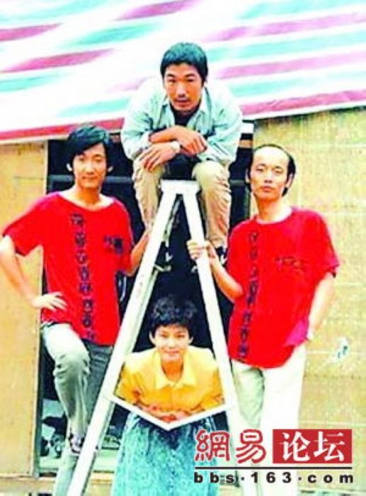 一部《顽主》多位大腕真正给葛优带来星运的是1988年由王朔小说改编的影片《顽主》，他的外型与表演都恰合了王朔笔下那种“冷面热心”幽默成性的小人物，他扮演的银幕形象显得轻松、到位，获当年金鸡奖最佳男演员奖提名。从此，葛优星运亨通。