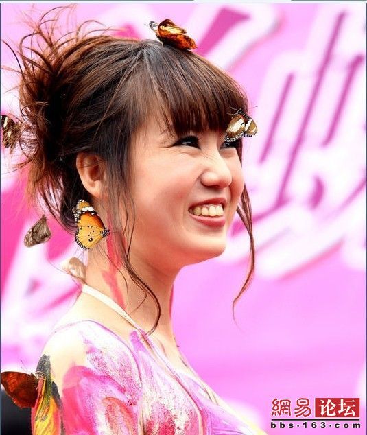 裸模张筱雨在广西南宁动物园表演人体彩绘秀、模特走秀及扮演“蝴蝶仙子”，张筱雨一改“裸模”形象，不裸露，以青春阳光的形象现身公众视野。