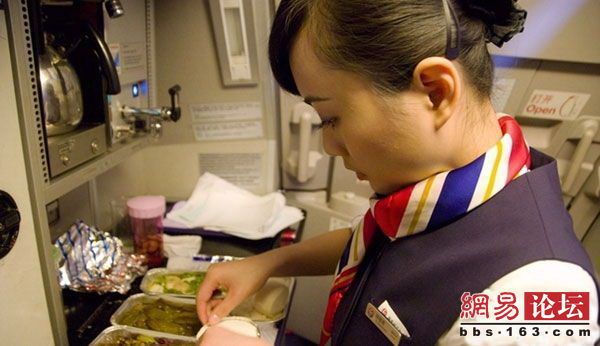 看看空姐在飞机上都忙些什么