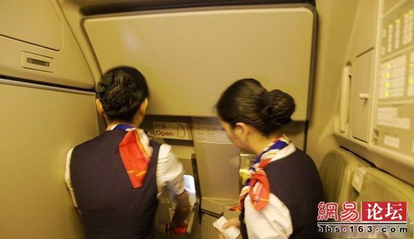 看看空姐在飞机上都忙些什么