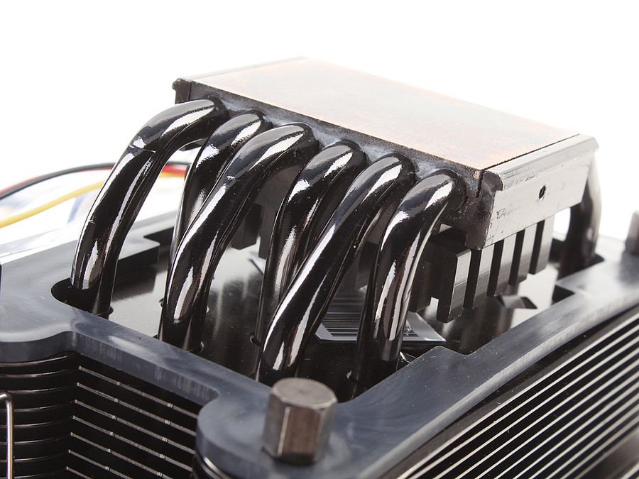 波浪A-1液态金属散热器采用镀镍工艺，热管（准确来说这并不是热管，而是承载液态金属的铜管）与鳍采用了穿Fin的工艺处理。（来源：泡泡网）
