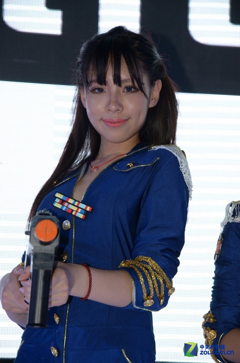 ;;;　　游戏迷/宅男们的年度第一大盛事——2013年Chinajoy终于在上海新国际博览中心盛大开展。一年一度的Chinajoy展会是全国乃至全球各大游戏公司展示自己最新或最经典游戏产品的最佳舞台，也同样是美女Showgirl们展示自己的最佳舞台。在Chinajoy展会上，游戏迷们可以体验到最新最强的游戏、看到最真实的Cosplay，同样能够近距离接触到女神级美女Showgirl。当然，除此之外，Chinajoy展会上硬件迷们也同样可以了解到最新最IN的顶级硬件，玩家们甚至可以亲身体验这些神级的硬件装备——就在ZOL中关村在线展台。（来源：中关村在线）