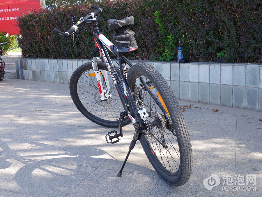 我买这辆山地车主要是代步，兼改善一下身体状况，而非挑战极限。量力而行，我最远的距离也不过是一下午骑了不到40公里而已，并且还遇上了唯一的一次扎胎。平时会在周末骑20公里左右，这在骑行爱好者眼力，毛都不算。

至于下一辆自行车，我考虑过，但暂时不会有所行动，还是先把这车驯服了再说。

－－－－－－－－－－－－－－－－－－－－－－－－－－－－－－－－－－－－－－－－－－－－－－－－－－－－－－－－

山地车相关配件：【】【】【】【】【】（来源：泡泡网）