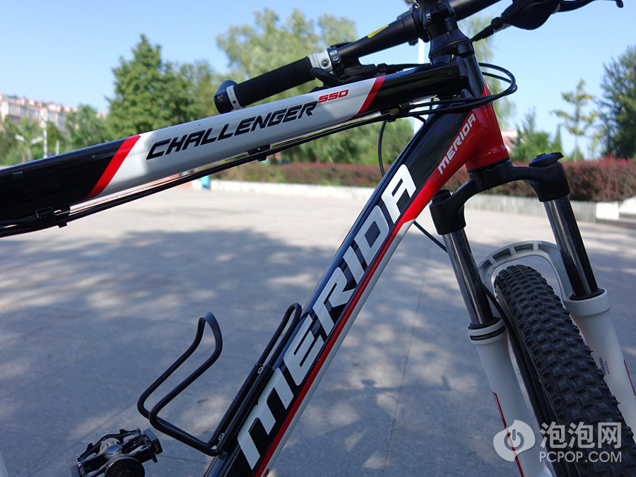 随车一起索要的还有个水壶架，水壶倒是没准备，主要是因为嫌麻烦，不如买个三得利、脉动之类的别在里面，喝完可以找垃圾桶丢掉。

至于车锁，我一开始买了一把四折锁，据说抗两吨液压钳，只是前阵子听说小偷只需要4秒钟就可以把锁撬开，并且即便是撬不开，整车搬走，或者干脆快拆放弃个轮子啥的……所以，还是人不离车稳妥一些，不装车锁，你就不会把车丢在一旁，也就不会被偷。

－－－－－－－－－－－－－－－－－－－－－－－－－－－－－－－－－－－－－－－－－－－－－－－－－－－－－－－－

山地车相关配件：【】【】【】【】【】（来源：泡泡网）