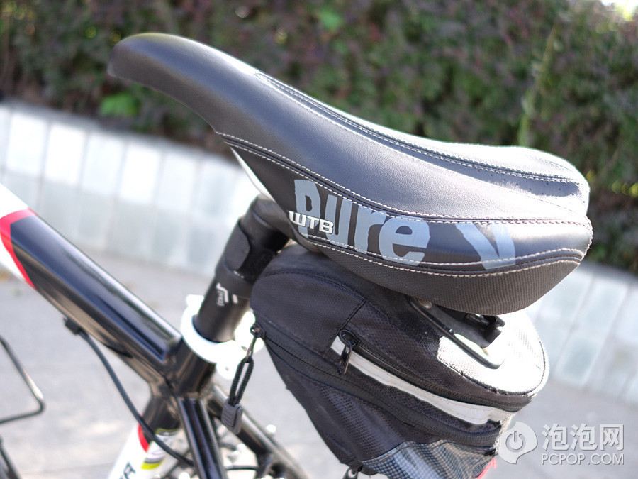 WTB SPEED V坐垫，舒适度一般，骑时间长了的话会有蛋疼的感觉。如果换穿骑行裤，可能会好一些。对于坐垫正中的凹陷设计，家里人幽默的称之为导P槽，实际是为了避免对阴部的压迫。

坐垫下面的包是买车时免费索取的，美利达原厂，实用性一般，可以放个内胎啥的，手机上套扔到里面也可以。

－－－－－－－－－－－－－－－－－－－－－－－－－－－－－－－－－－－－－－－－－－－－－－－－－－－－－－－－

山地车相关配件：【】【】【】【】【】（来源：泡泡网）