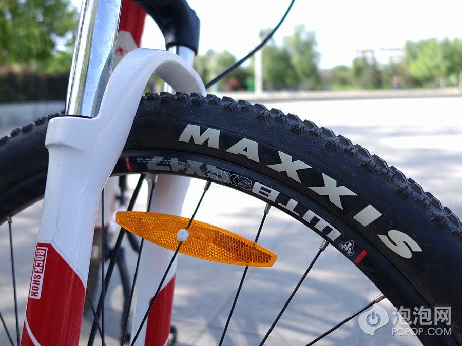 越野胎一般都是原厂品牌整车的标配，美利达挑战者550采用的是玛吉斯26*2.0的外胎，车胎较宽，骑起来很稳，轮胎碾压地面的嗖嗖声也很刺激。只是在公路上骑，确实有些累，因此我刚刚又买了1.5的半光胎，准备换上。

顺便说一句，玛吉斯隶属正新轮胎旗下，主要做高端产品，据说这条LARSEN TT有着很好的防穿刺能力，我也真的遇上过一次：一根宽度1mm左右的长条形铁屑在轮胎最外橡胶齿上刺入，戳穿外胎并扎漏了内胎，不过好在漏气很慢，让我最终平安骑回了家……

－－－－－－－－－－－－－－－－－－－－－－－－－－－－－－－－－－－－－－－－－－－－－－－－－－－－－－－－

山地车相关配件：【】【】【】【】【】（来源：泡泡网）