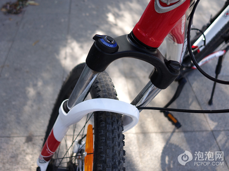 SRAM XC28TK油簧前叉，肩控锁死，据说十分耐操，皮实，不需要怎么保养。骑公路的话调硬一些，省劲儿，山路就调软一些。

－－－－－－－－－－－－－－－－－－－－－－－－－－－－－－－－－－－－－－－－－－－－－－－－－－－－－－－－

山地车相关配件：【】【】【】【】【】（来源：泡泡网）