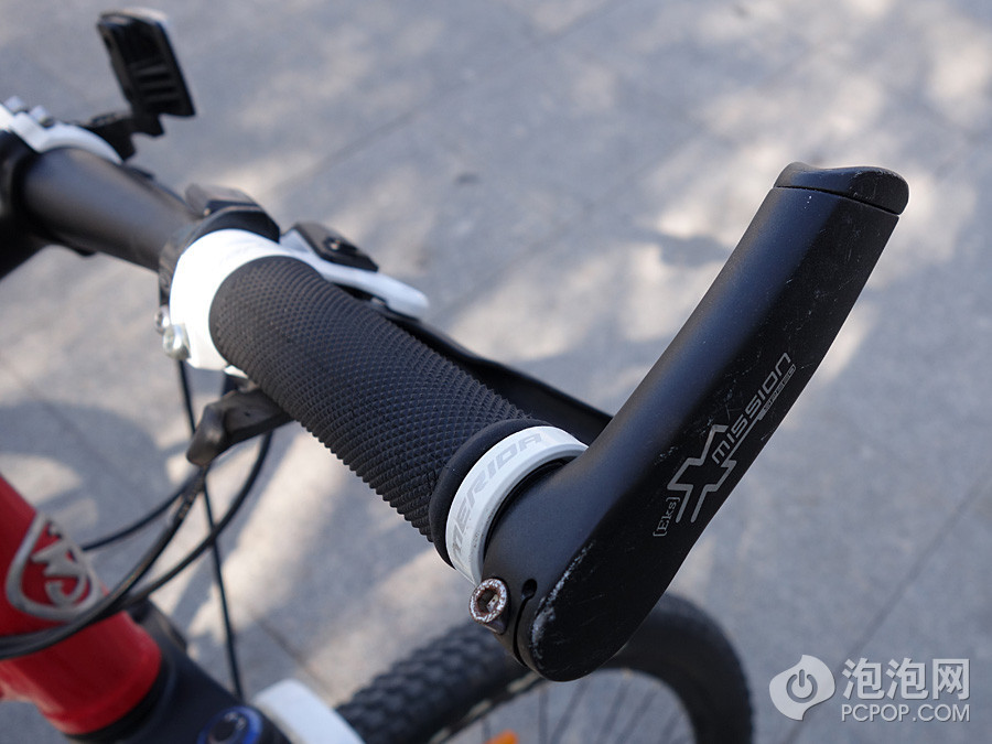 XM Alloy把组，好不好的我是不太清楚了，至少我握着手感还不错，骑累了可以用下辅把。由于车子很多时候是靠墙放着的，因此上面磨了一些划痕，没关系，车子固然要爱惜，但不能太娇气。

至于码表，我考虑过，但还是放弃了，没啥用，装上又不会让我的速度变快……

－－－－－－－－－－－－－－－－－－－－－－－－－－－－－－－－－－－－－－－－－－－－－－－－－－－－－－－－

山地车相关配件：【】【】【】【】【】（来源：泡泡网）