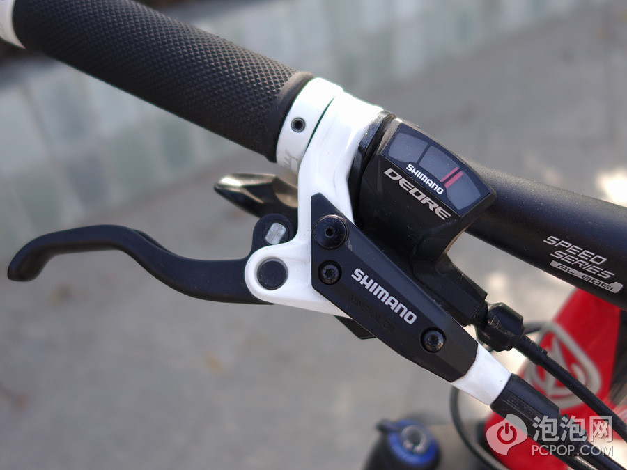 Deore套件中的指拨，带视窗，比较直观，换挡时也很清脆。

－－－－－－－－－－－－－－－－－－－－－－－－－－－－－－－－－－－－－－－－－－－－－－－－－－－－－－－－

山地车相关配件：【】【】【】【】【】（来源：泡泡网）