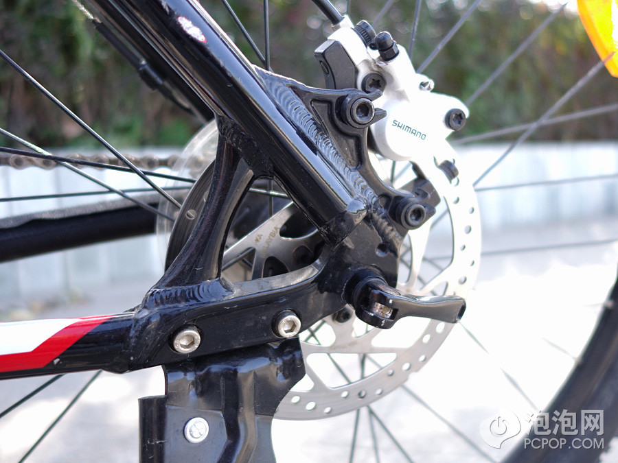 后轮的油碟使用率较高，一年来卡钳表面总是会出现细微的油垢，也许是刹车油挥发吧，到现在确实感觉到刹车不如以前好用，估计是应该换油了，等有时间骑店里保养一下。

其实M445在油碟中应该算是非常入门的了，比较高端的如M785，Deore XT套件之一，上面还有散热器。

此外，挑战者550的前后轮都是支持快拆的，今年夏天雨水多，上面略微有了些锈迹……

－－－－－－－－－－－－－－－－－－－－－－－－－－－－－－－－－－－－－－－－－－－－－－－－－－－－－－－－

山地车相关配件：【】【】【】【】【】（来源：泡泡网）