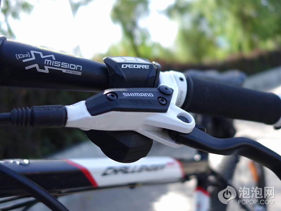 还是先从制动系统说起吧。美利达挑战者550前后均采用禧玛诺的M445入门油碟，相比较一般的普通碟刹，油碟的制动性能更好，只需轻捏车闸即可，如果骑得不快，只捏后闸即可满足制动需求。

此外，作为品牌整车优势之一，挑战者550采用了白色的特别涂装。

－－－－－－－－－－－－－－－－－－－－－－－－－－－－－－－－－－－－－－－－－－－－－－－－－－－－－－－－

山地车相关配件：【】【】【】【】【】（来源：泡泡网）