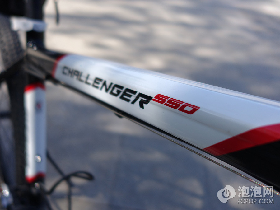 HFS是Hydraulic Forming System的缩写，就是运用特殊的Hydraulic Forming System液压成型技术，先将管材置于具形状的模具中，籍由管件内部加入高压流体，搭配轴向施加压力补偿管料，把管料压入到模具腔体内成形。使用这样的技术，可以让HFS车架的管壁更加的薄，从而减轻重量，提高强度。缺点是成本较高。

颜色方面，挑战者550提供特面红/丽黑、明安绿/丽黑、平灿金/哈平一邦棕三种外观，从我个人来说，我最喜欢特面红/丽黑的配色，不是很洋气，却十分好看。

－－－－－－－－－－－－－－－－－－－－－－－－－－－－－－－－－－－－－－－－－－－－－－－－－－－－－－－－

山地车相关配件：【】【】【】【】【】（来源：泡泡网）