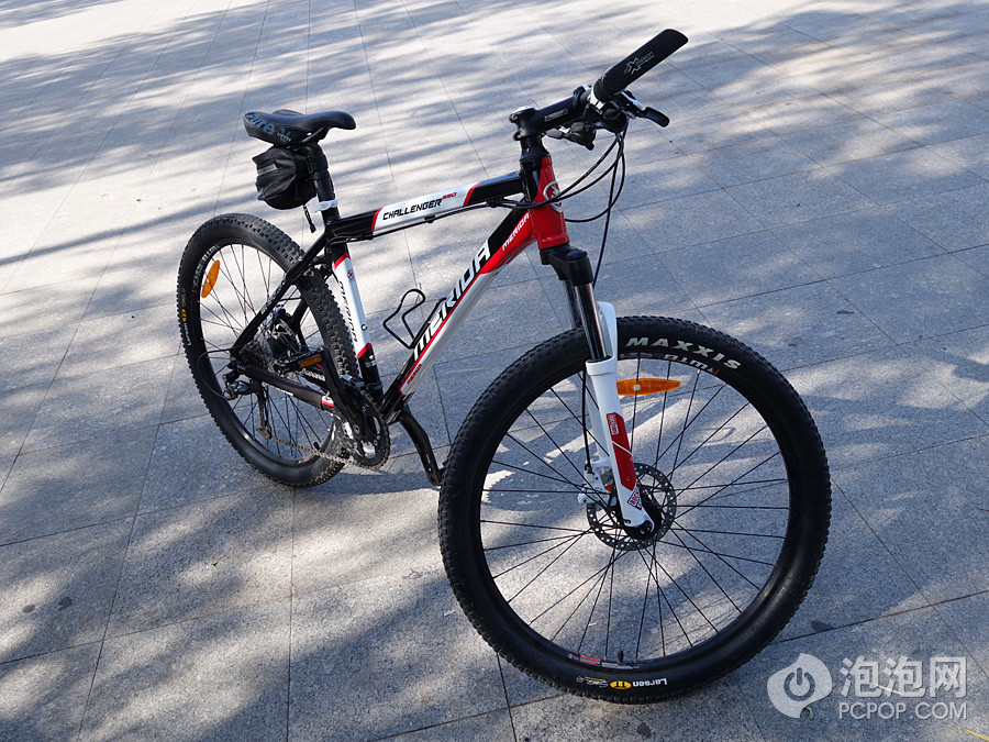 还是先介绍一下挑战者550的主要配置吧：18英寸HFS铝合金平焊车架、禧玛诺M590前后拨、M431牙盘、HG50飞轮（3*9速）、M445油碟，其余包括SRAM XC28TK前叉，可锁死，KM-X9链条、XM Alloy手把、手把竖管、辅助手把、WTB SX17车圈、培林花鼓、WTB SPEED V坐垫、MAXXIS LARSEN TT 26*2.0越野胎。这种配置在山地车中，应该算是中等偏下的水准吧，本人也是对这种禧玛诺Deore套件与Alivio套件混搭的做法有些感到无语。

－－－－－－－－－－－－－－－－－－－－－－－－－－－－－－－－－－－－－－－－－－－－－－－－－－－－－－－－

山地车相关配件：【】【】【】【】【】（来源：泡泡网）