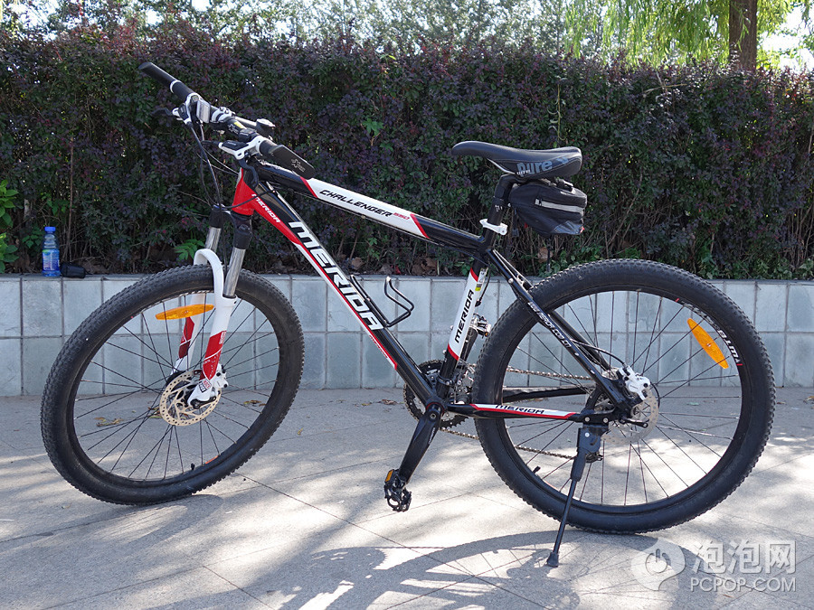 之所以选择品牌整车，完全是因为自己不懂车，组装的话会比较麻烦，图省事。所以文中难免也会有一些不恰当的地方，还望大家指正，口下留情。

在捷安特和美利达之间徘徊过，最终还是选择了后者，一方面是因为美利达的性价比略高，另一方面是因为HFS车架的缘故，觉得很高端。整车重量没有具体秤过，但举过头顶还是相当轻松的。

－－－－－－－－－－－－－－－－－－－－－－－－－－－－－－－－－－－－－－－－－－－－－－－－－－－－－－－－

山地车相关配件：【】【】【】【】【】（来源：泡泡网）