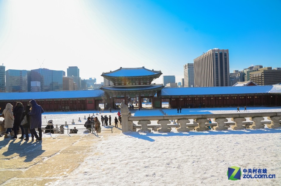 景福宫内有勤政殿、思政殿、康宁殿、交泰殿、慈庆殿、庆会楼、香远亭等殿阁。景福宫的正殿勤政殿是韩国古代最大的木结构建筑物，最雄伟壮丽，是举行正式仪式以及接受百官朝贺的大殿。（来源：中关村在线）