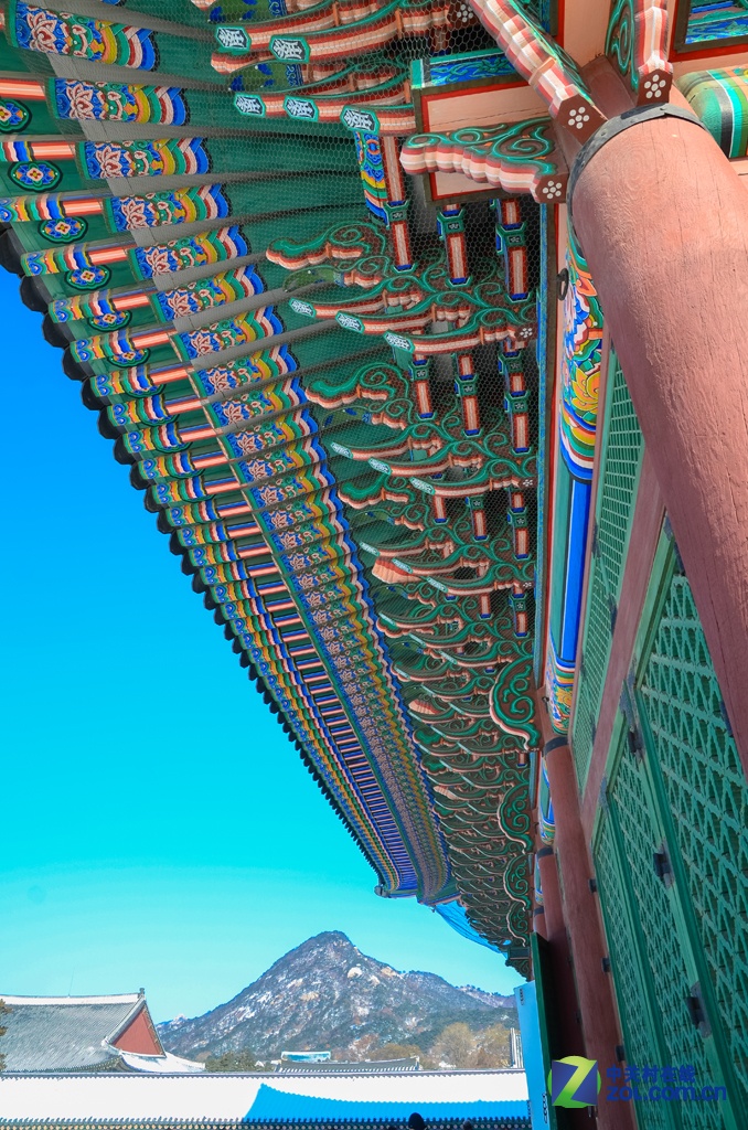 景福宫内有勤政殿、思政殿、康宁殿、交泰殿、慈庆殿、庆会楼、香远亭等殿阁。景福宫的正殿勤政殿是韩国古代最大的木结构建筑物，最雄伟壮丽，是举行正式仪式以及接受百官朝贺的大殿。（来源：中关村在线）